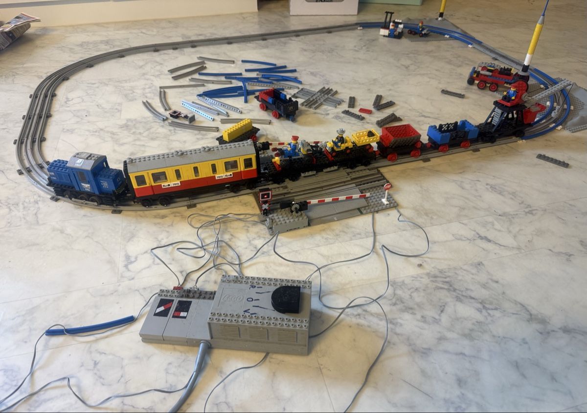 Lego Spielzeuge: Lego 7760 /7815 Eisenbahn 12V  mit viel Zubehör Jg. ca 1985 – Gebraucht aus ittigen von huba01