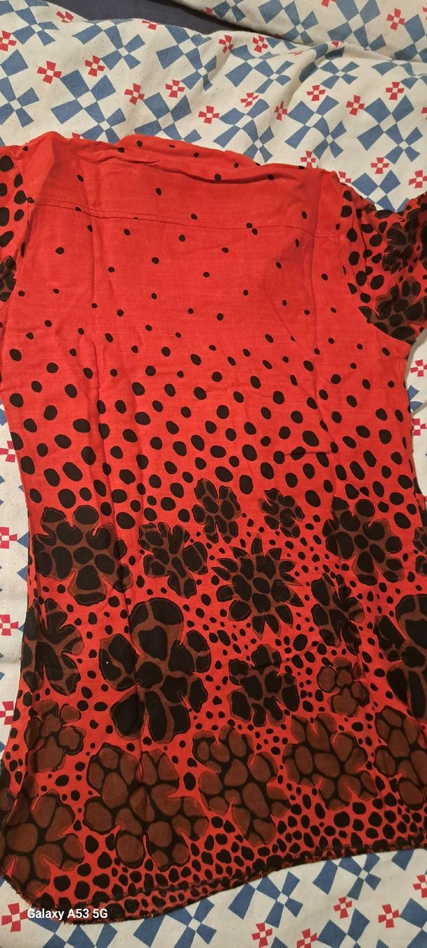 Blusen: Stylish red tunic with black flowers, size S – Gebraucht aus Bern von mahilini 7
