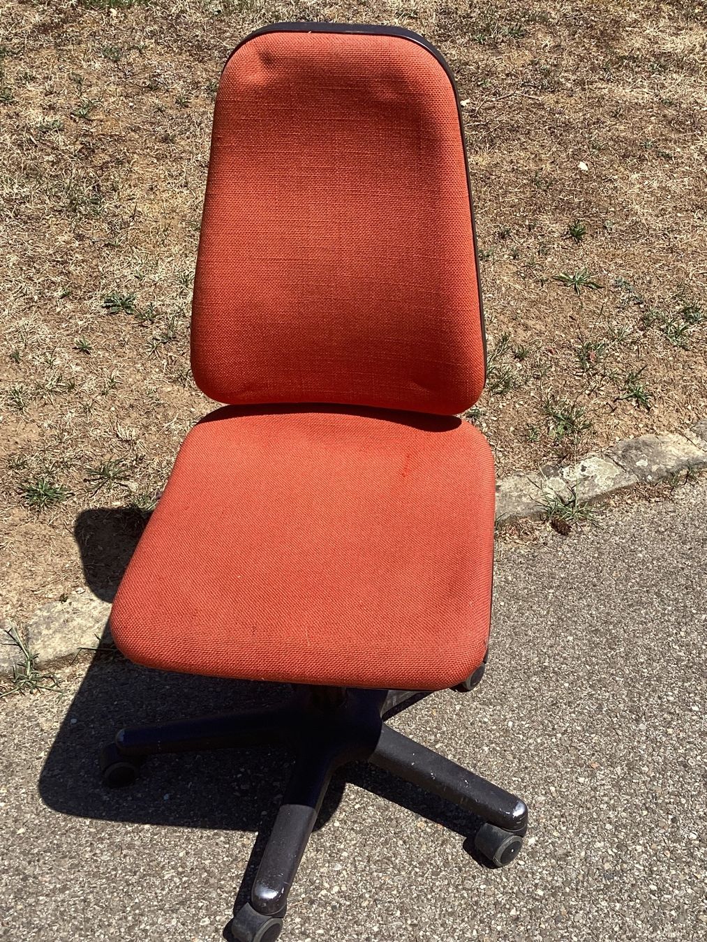 Stühle: Chaise de bureau orange, dossier réglable, bon état – Gebraucht aus DELéMONT von phi_nono 1