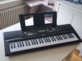 Yamaha EZ-220 Digital Keyboard mit Song Book und Netzteil