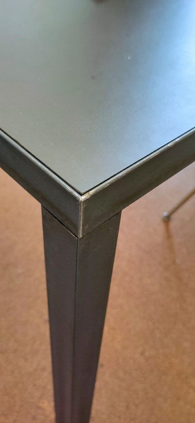 Scrivanie: Design-/Arbeitstisch: Stahlgestell + Linoleum-Deckblatt – Usato da Bern venduto da null-null 2