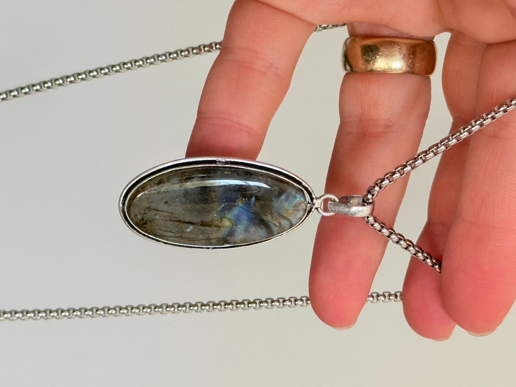Catenine: Collier pendentif labradorite ovale – Nuovo e nell'imballaggio originale da Genève venduto da AGBERG 4