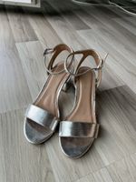 Silberne Sandaletten