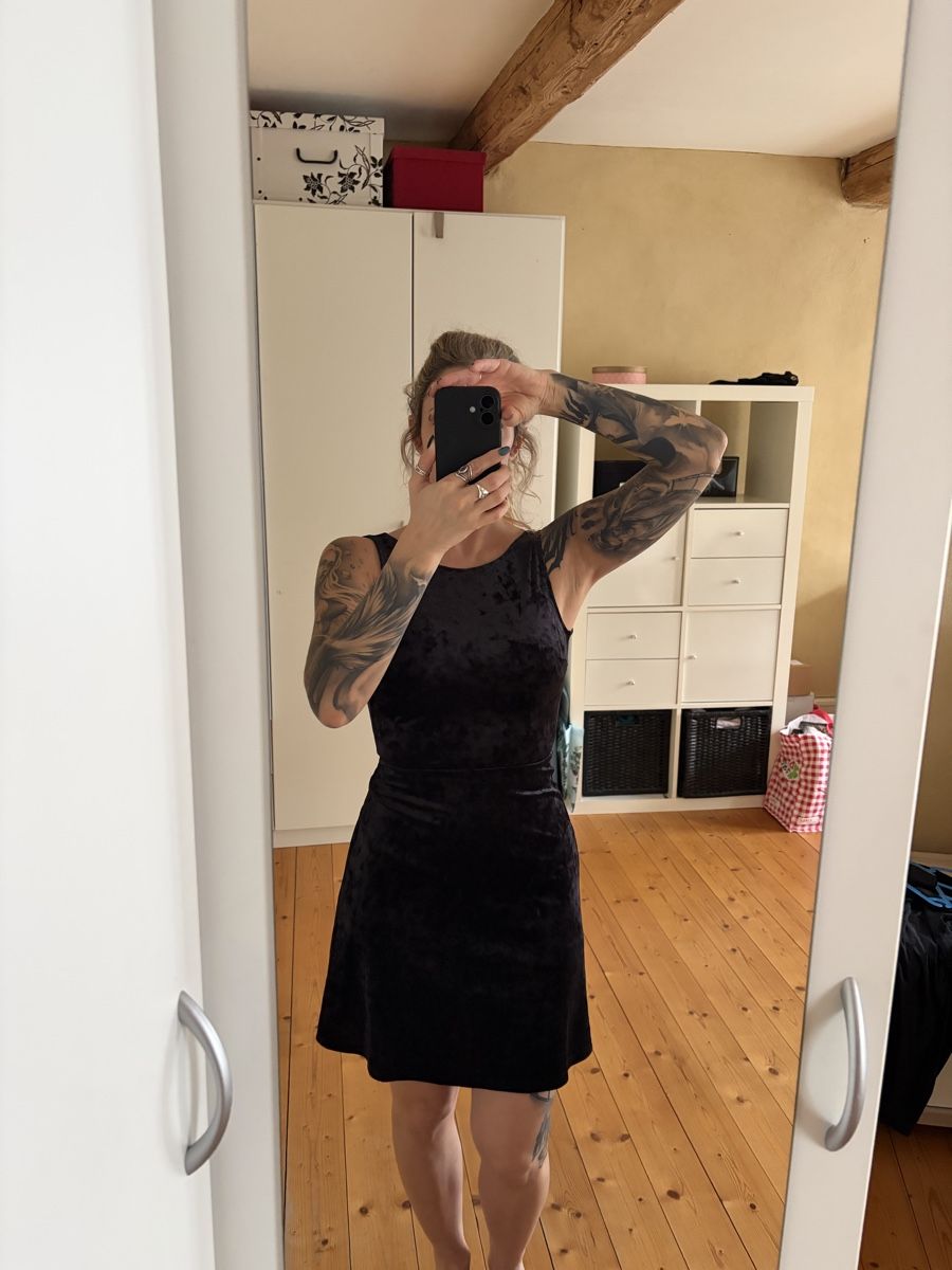 H&M Kleider: Ärmelloses Samtkleid XS – Gebraucht aus Basel von Zamba 5
