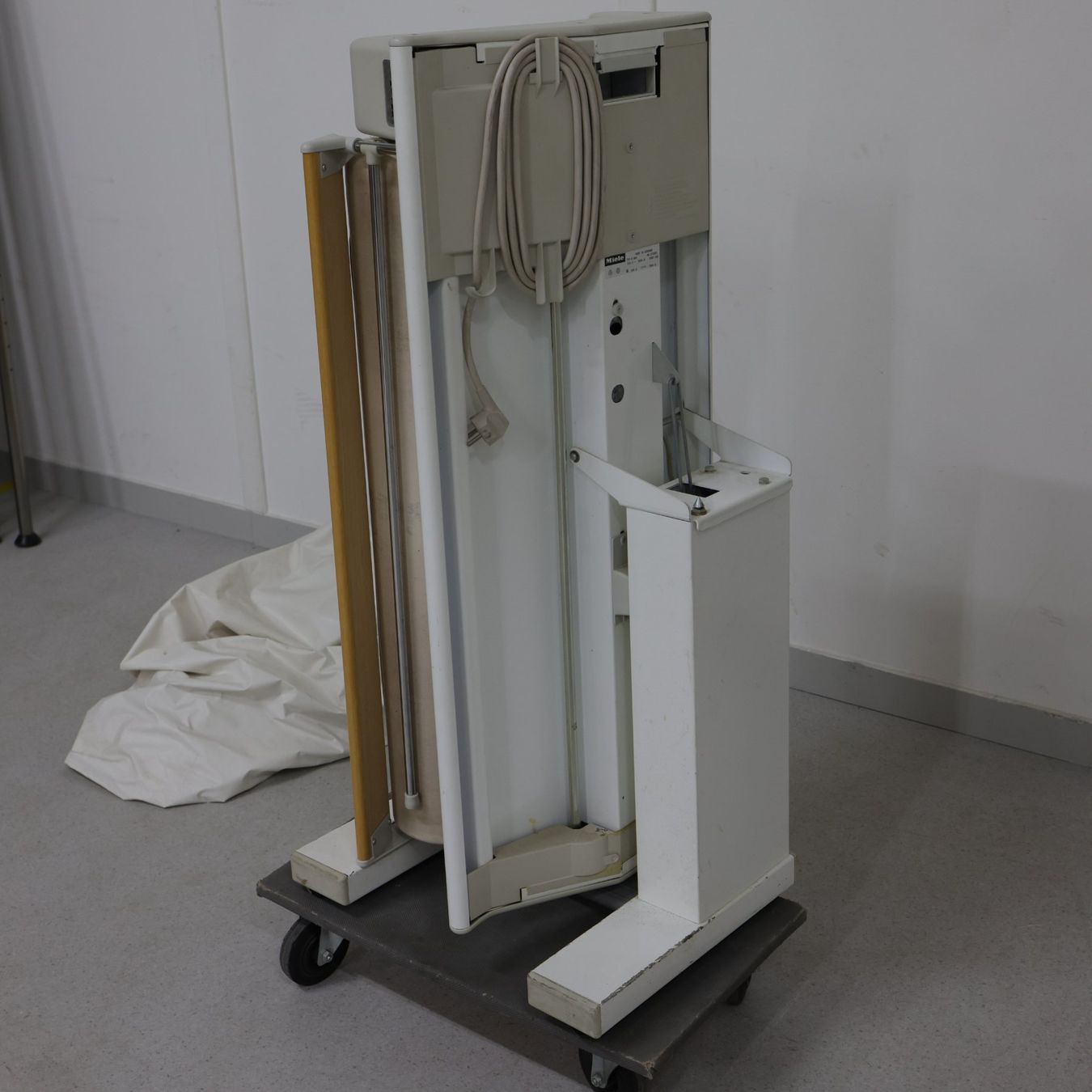 Miele Ferri da stiro: Miele B864 Bügelmaschine – Usato da Volketswil venduto da brockipfannenstil 2