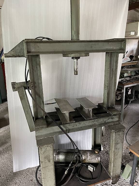 Toutes les machines: Hydraulikpresse – D'occasion à Sevelen par Guscha