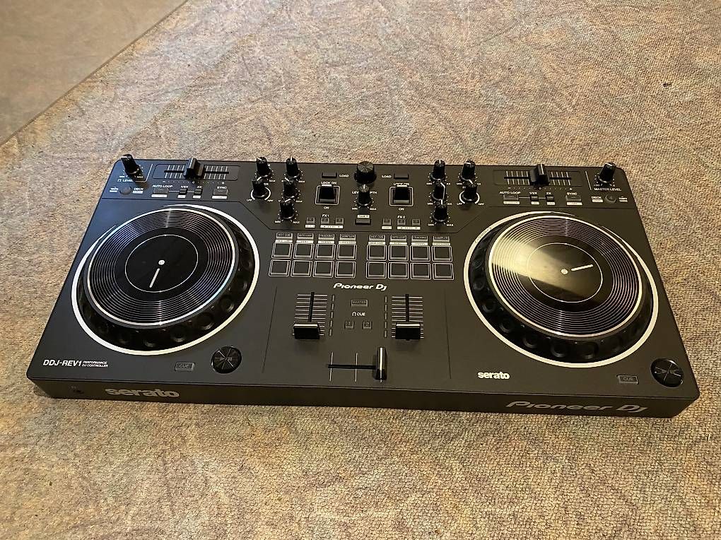 Pioneer Mischpulte: Pioneer DDJ-REV1 Contoller & Serato Pro – Neu (gemäss Beschreibung) aus Buchs AG von Tobiasnoseda