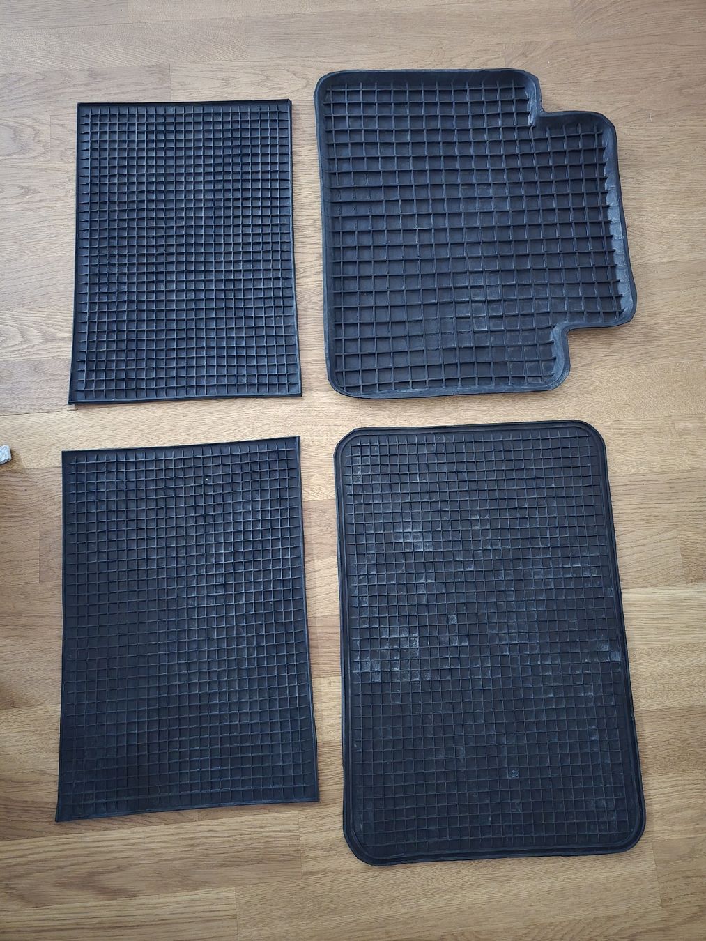 Tappeti & Tappetini: Tapis de sol auto caoutchouc 4 pièces différentes tailles – Usato da BERN venduto da froggyinternationale