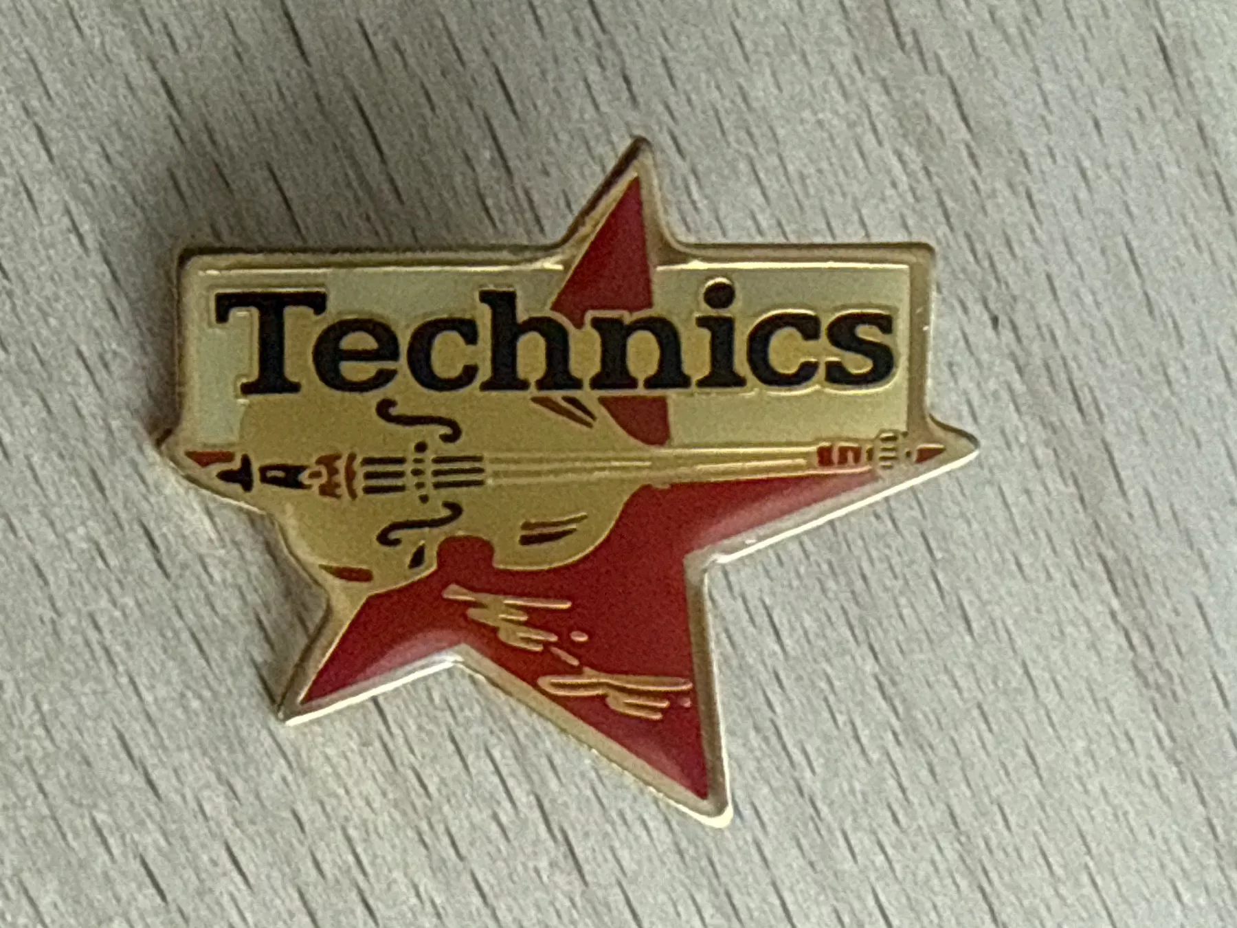 Plaketten & Abzeichen: Pin Technics – Gebraucht aus Glattbrugg von Schweigmatt