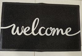 Willkommen! Türmatte Fussmatte in Schwarz