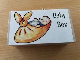 Babybox mit Spielwerk aus Holz