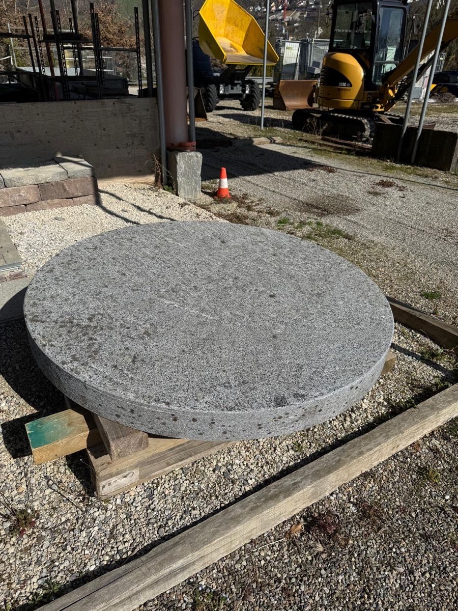 Tavoli: Steintisch mit Sitzhocker aus Tessiner Granit – Usato da Aesch BL venduto da strawberry.