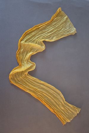 Gelb-hellgelblicher Schal oder Halstuch