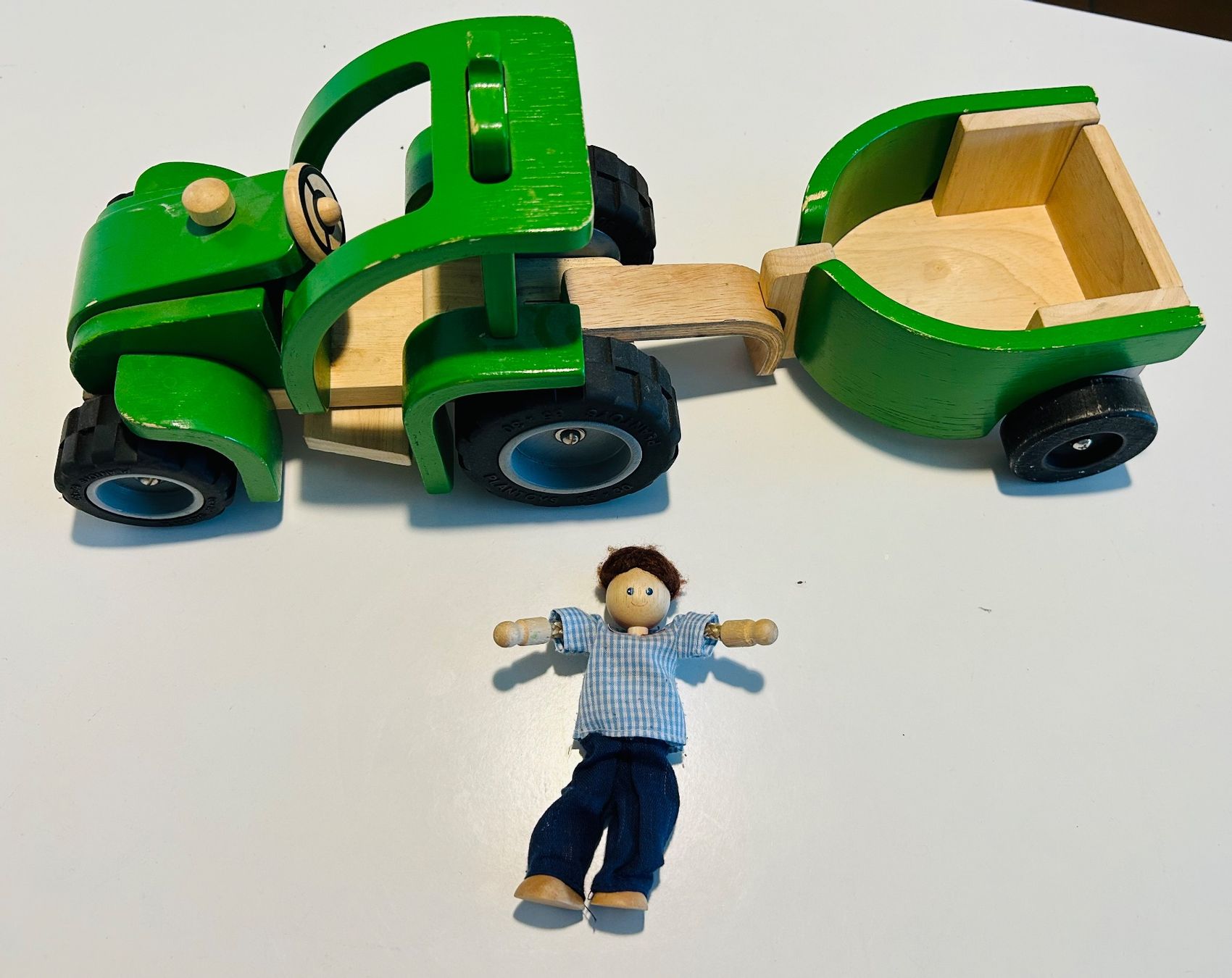 Plantoys Jouets: Holztraktor mit Anhänger – D'occasion à Riedholz par Abendsonne