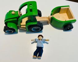 Holztraktor mit Anhänger