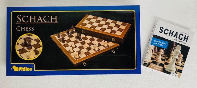 Giochi: Schachbrett und Box mit Figuren von Philos – Usato da Oberrieden venduto da Ket25