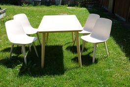 Tisch-Set mit 4 Sühlen.