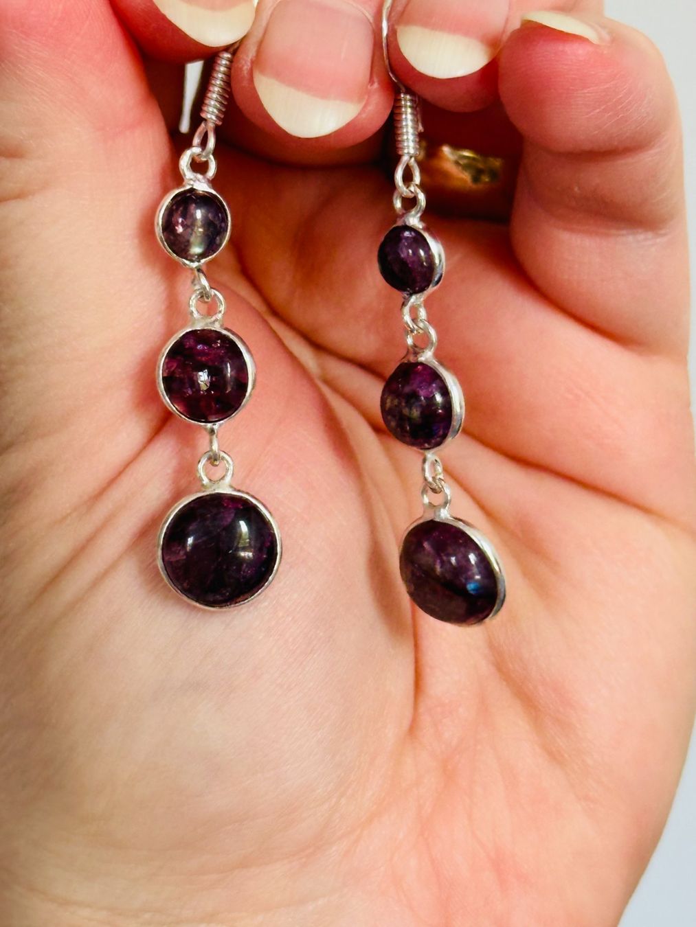 Orecchini pendenti & Orecchini a lobo: Color Enhanced Red Flash Labradorite earrings – Nuovo e nell'imballaggio originale da Genève venduto da AGBERG 6