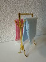 Puppenhausmöbel - Handtuchhalter mit zwei Handtüchern