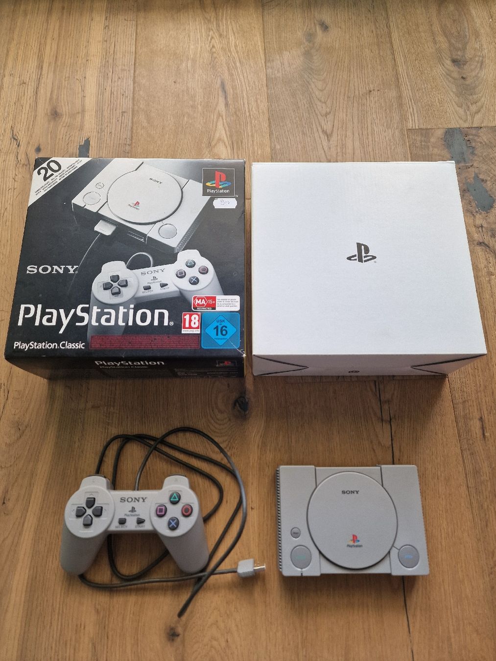 Sony Consoles: Sony PlayStation Classic mini Konsole mit OVP und Controller – D'occasion à Fahrwangen par luk_bhw7