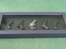 Deko-Pistolen Set 5 Stueck gerahmt im Glas Display