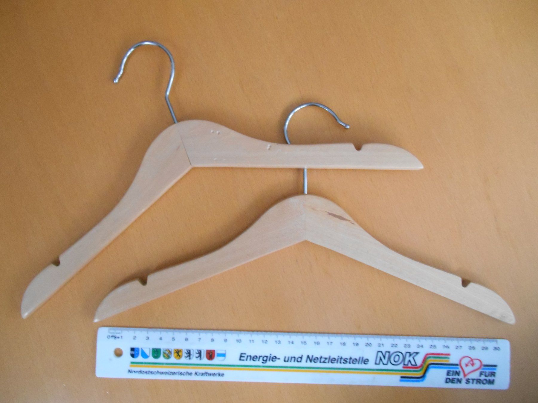 Appendiabiti: 2 Kinderkleiderbügel aus Holz – Nuovo (secondo la descrizione) da Nussbaumen AG venduto da Sumopi