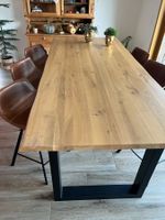 table haute avec 8 chaises hautes en cuir excellent état