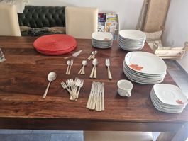 Geschirr und Besteckset 