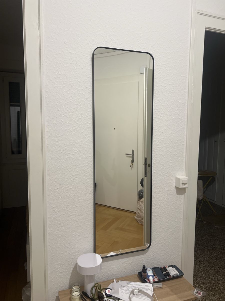 Ikea Specchi: Specchio rettangolare con angoli arrotondati e cornice nera – Usato da Genève venduto da ari_jdd7