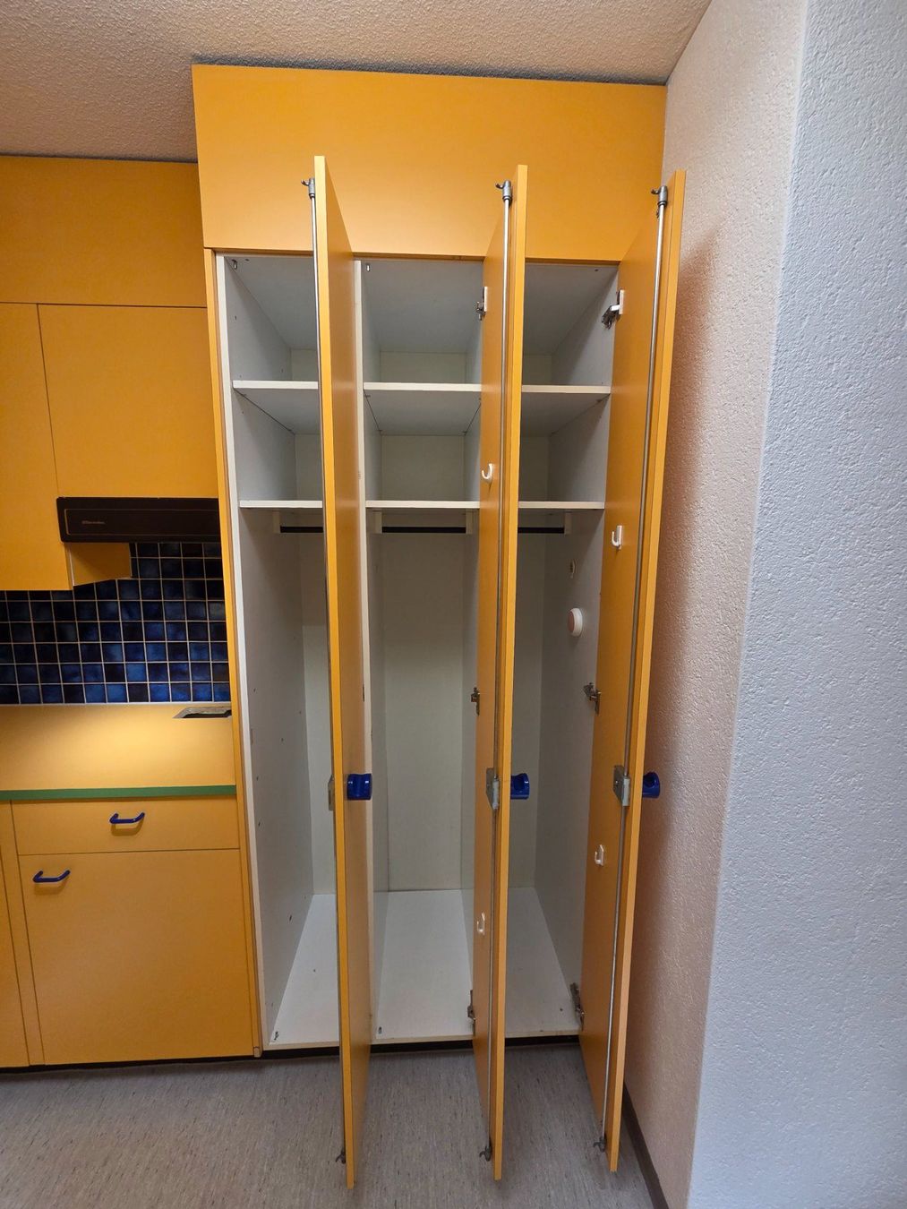 Cucine complete: Gebrauchte Retro Küche, gelb, gut erhalten – Usato da Schüpfheim venduto da Ruedi_73 4