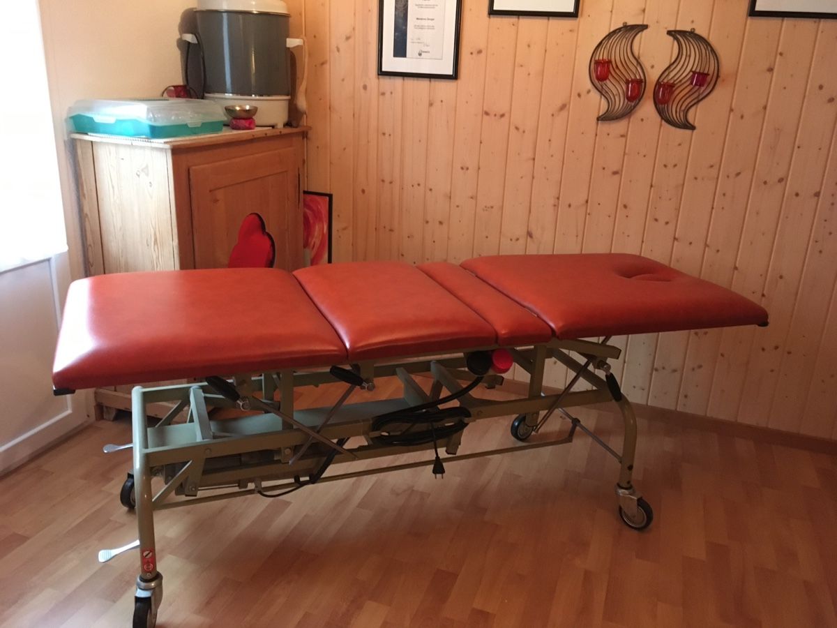 Sedie a sdraio: Massageliege elektrisch – Usato da Frutigen venduto da weisfee