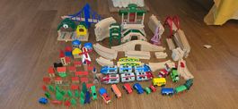 Brio Holzeisenbahnset. Bahnhof, Brücken, Züge, Häuser um