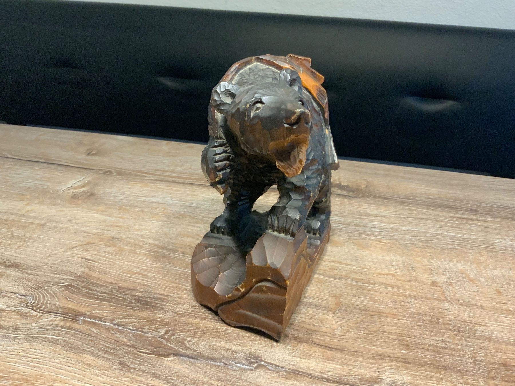 Statuette: Holzfigur Bär auf Felsen, – Usato da Willisau venduto da Minali 4