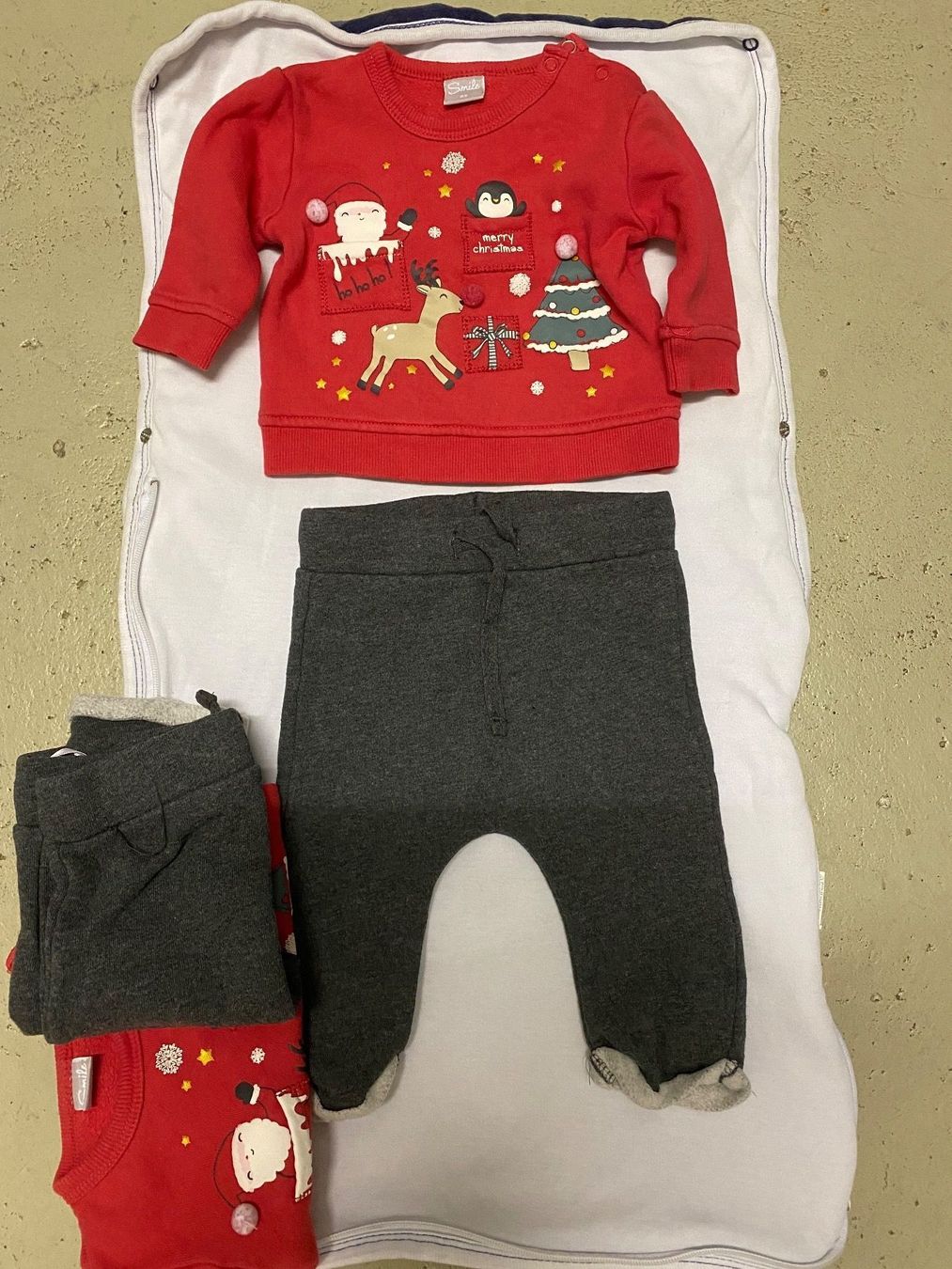 Kleiderpakete & -sets: Zwillings-Set Pulli und Hose Grösse 68 – Gebraucht aus Sissach von SV-650