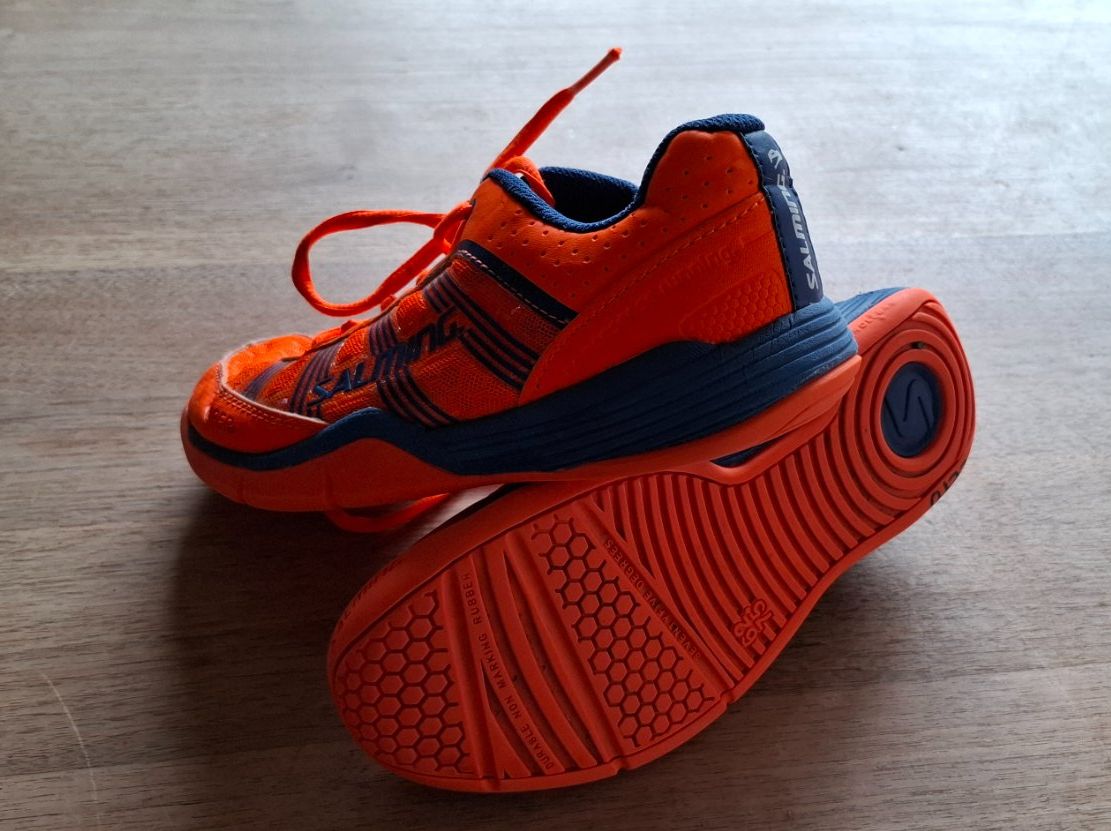 Scarpe per ragazzi: SaSalming Hallenschuhe orange, Gr. 35 1/2 – Usato da Auw venduto da Tschei-Pi 1