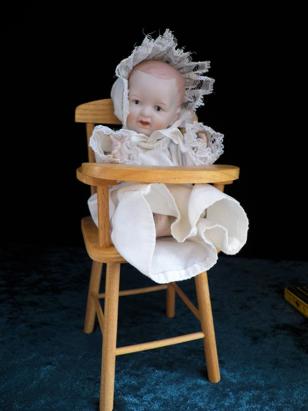 Puppen: Pozellanbaby in Hochstuhl – Gebraucht aus Reinach BL von Annodomini 5