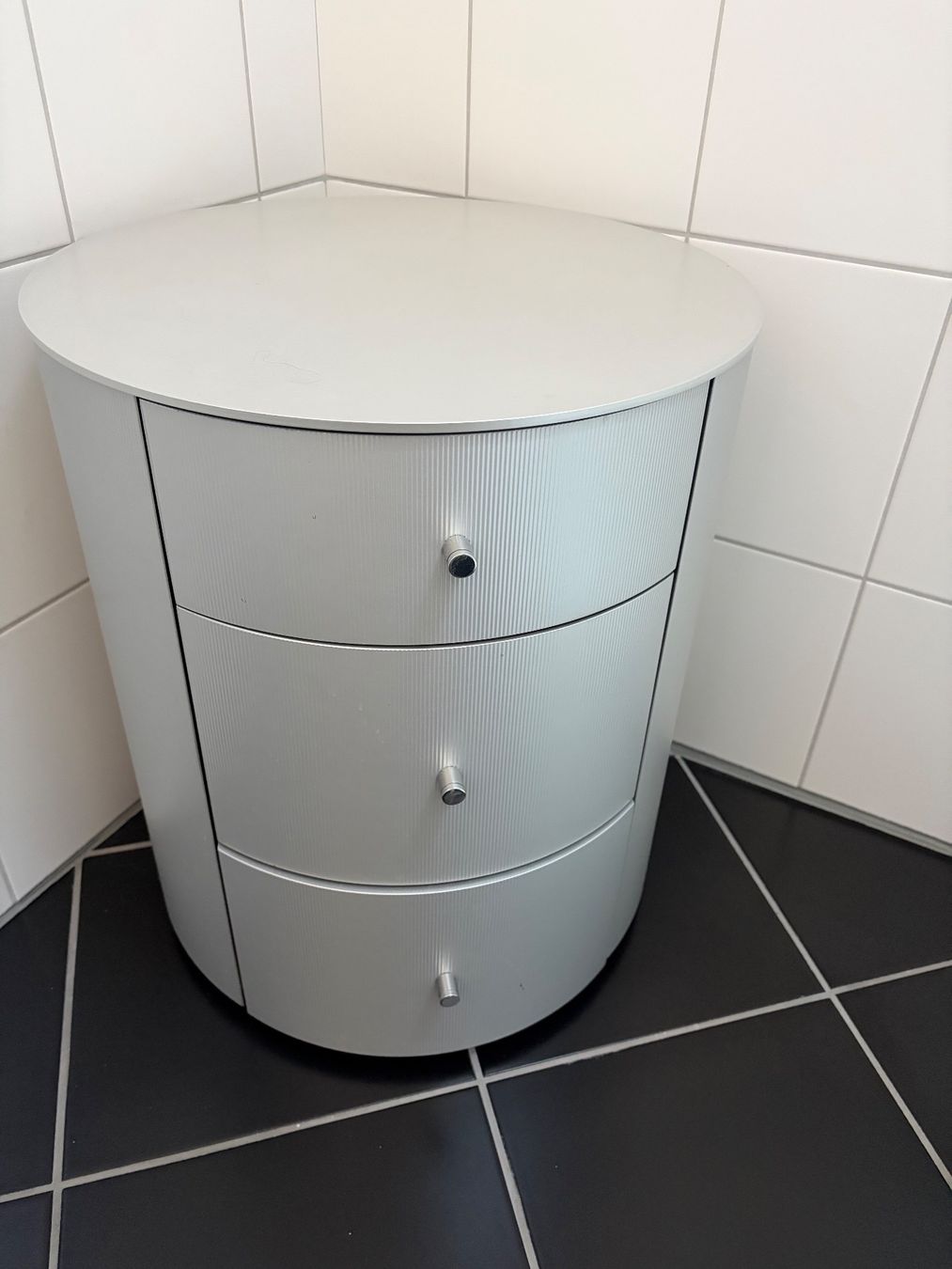Cassettiere: Runde Kommode, Nachttisch – Usato da Fehraltorf venduto da freeform2020