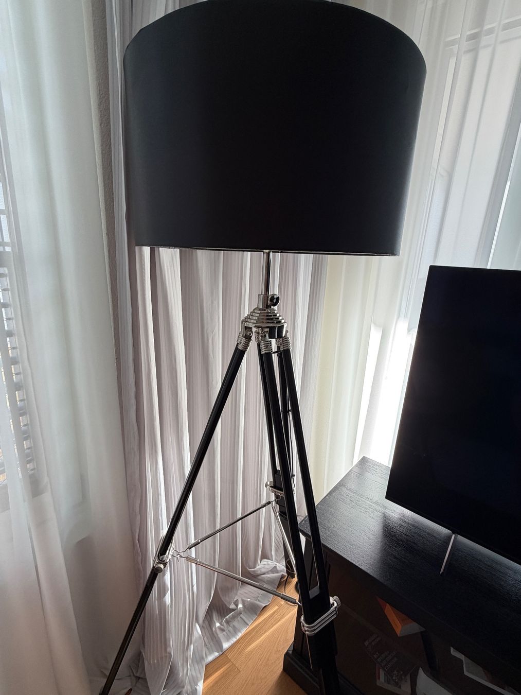 Lampes: Moderne Tripod-Stehlampe – D'occasion à Kriens par eug_52gd 1