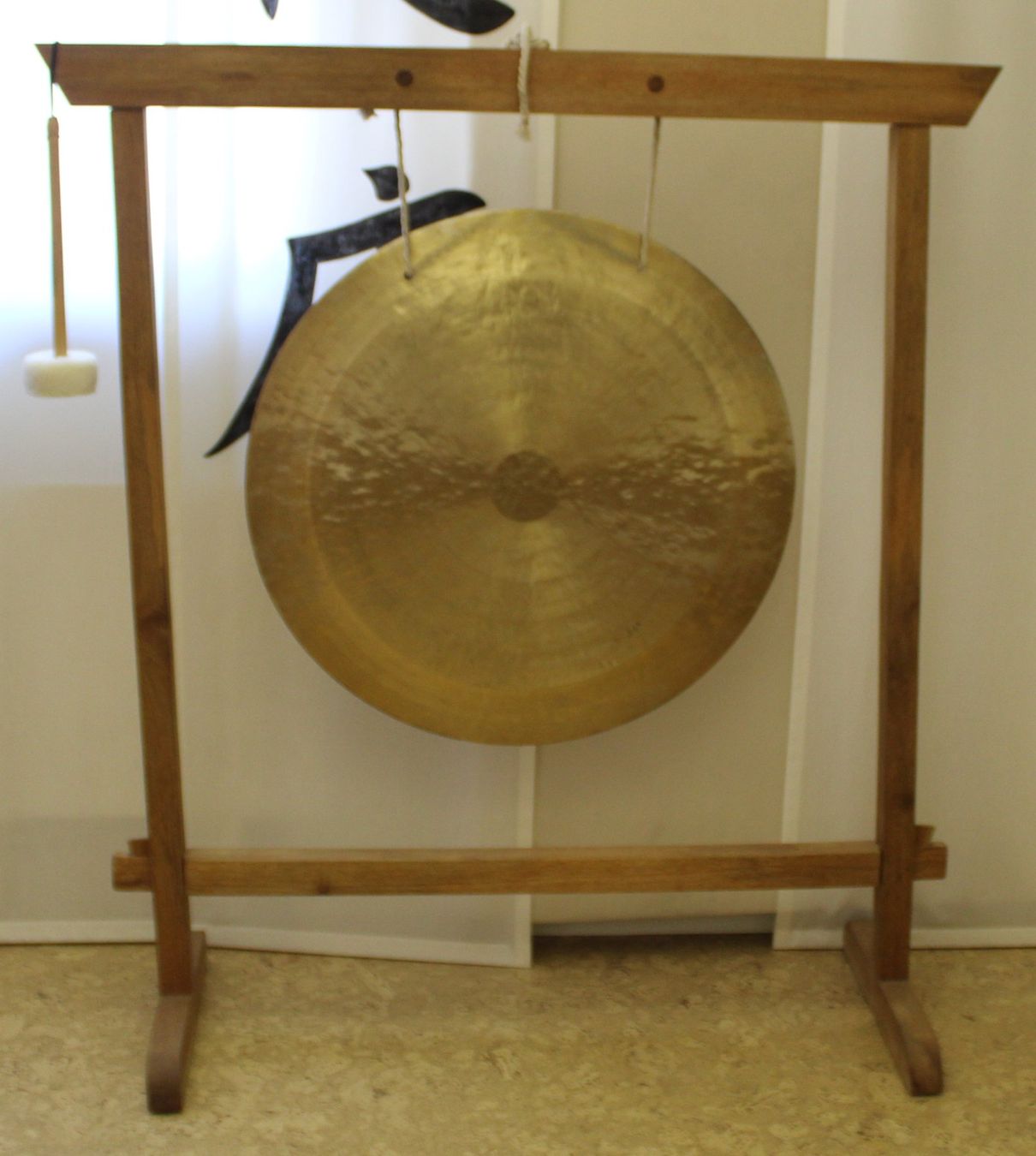 Musikinstrumente: Feng-Gong mit Ständer und Schlegel – Gebraucht aus Schaan von antikes_und_kurioses