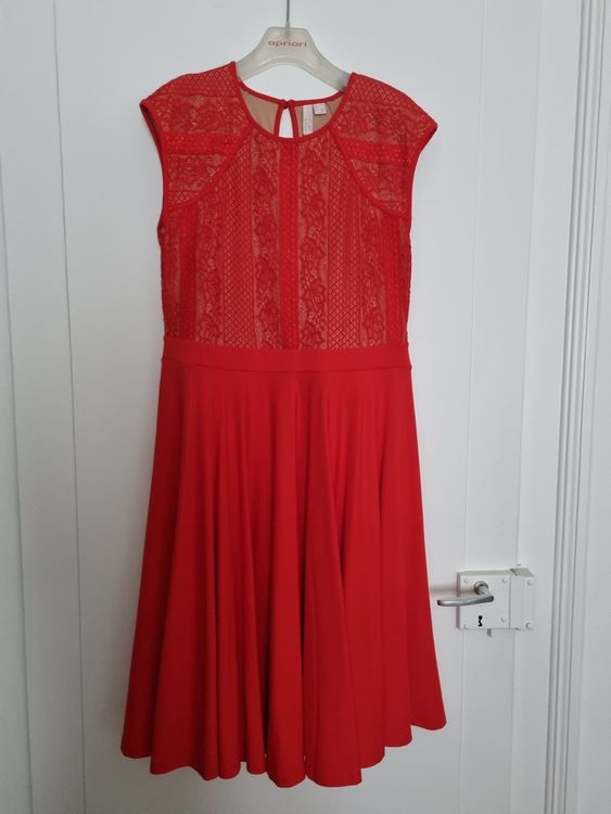 Rotes Kleid Mit Spitze
