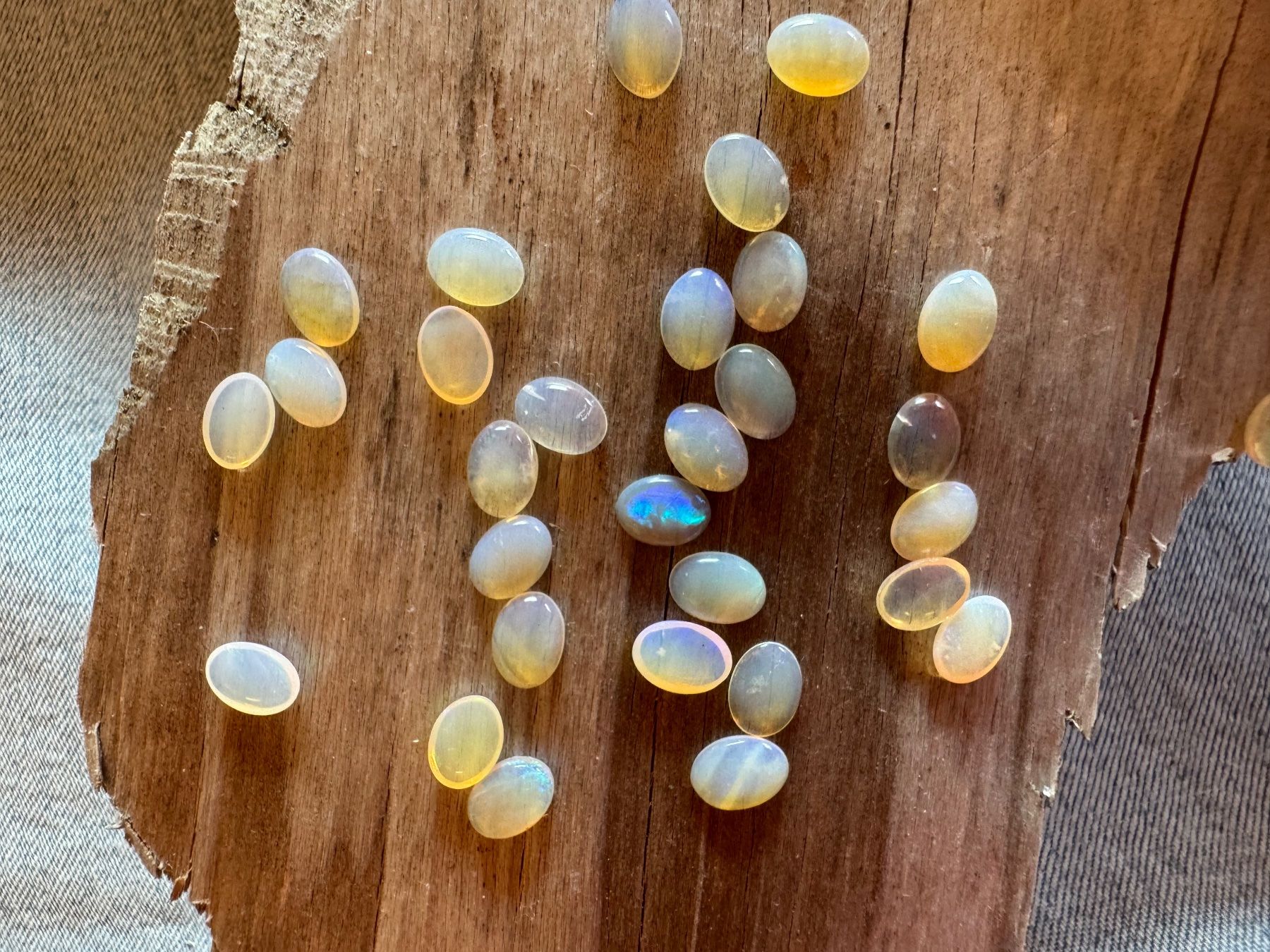Fossili: 30 Stk  Cabochons Opal echt winzig neu   oval 5x7mm  solid – Nuovo e nell'imballaggio originale da Leuggern venduto da gemshow 9