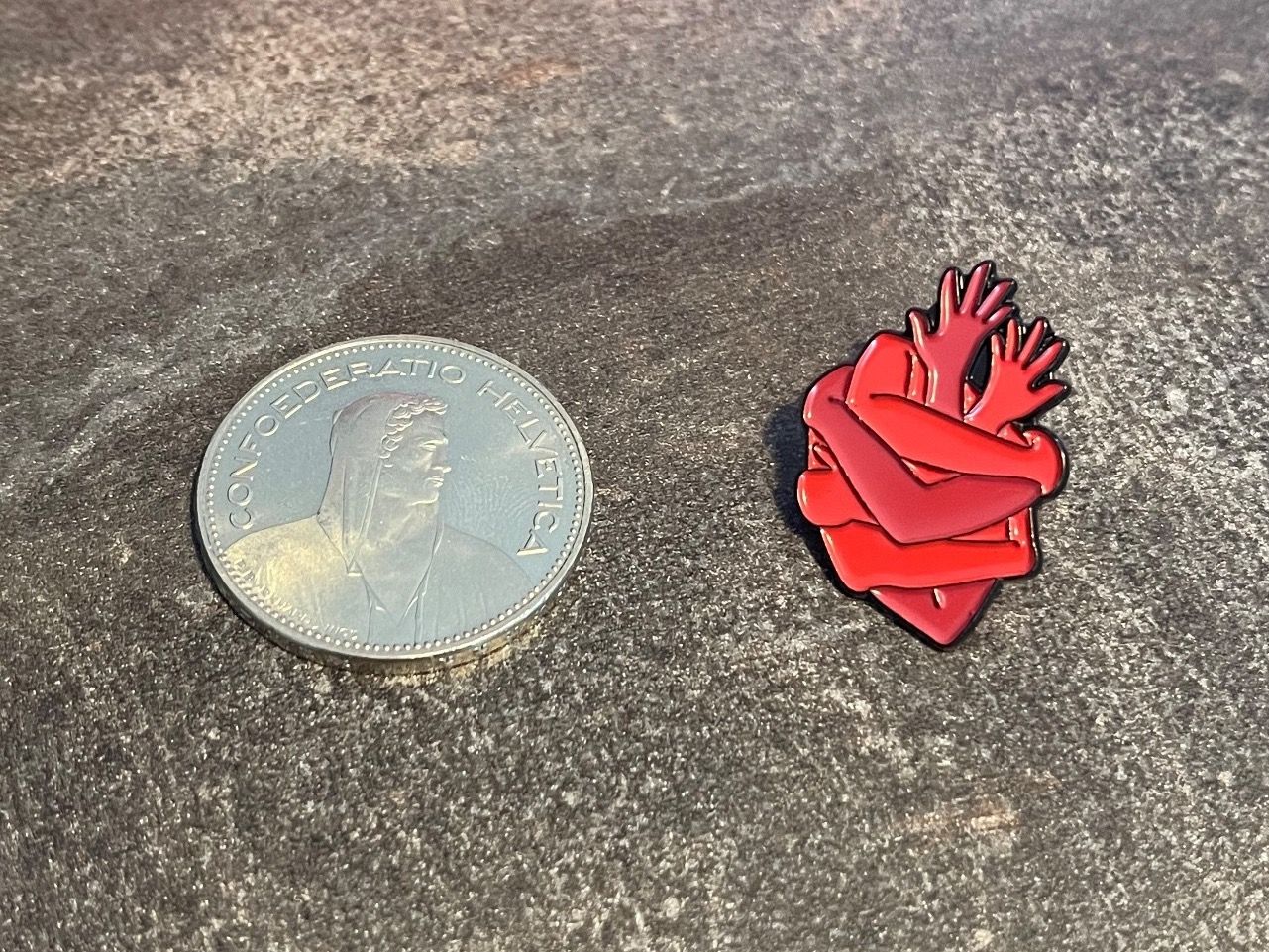 Placchette & Badge: Hands heart Pin – Usato da Biel/Bienne venduto da bas_c8yf 1