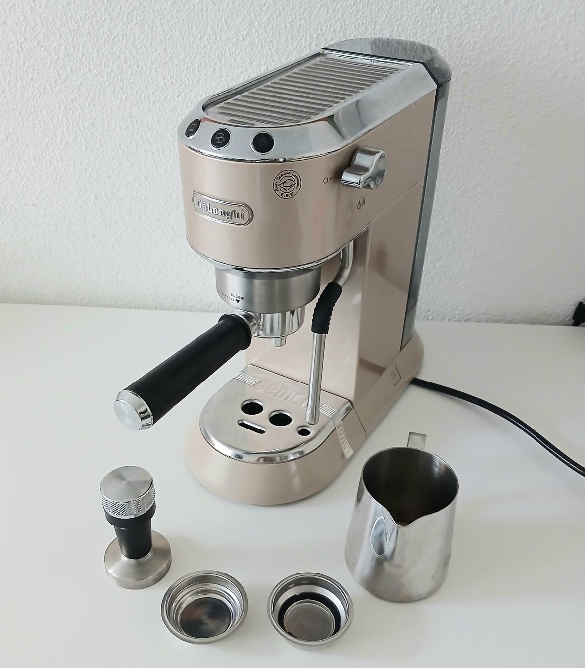 Kaffeemaschinen & Espressomaschinen: DeLonghi Espressomaschine Dedica – Neu (gemäss Beschreibung) aus Kloten von Travolli 1
