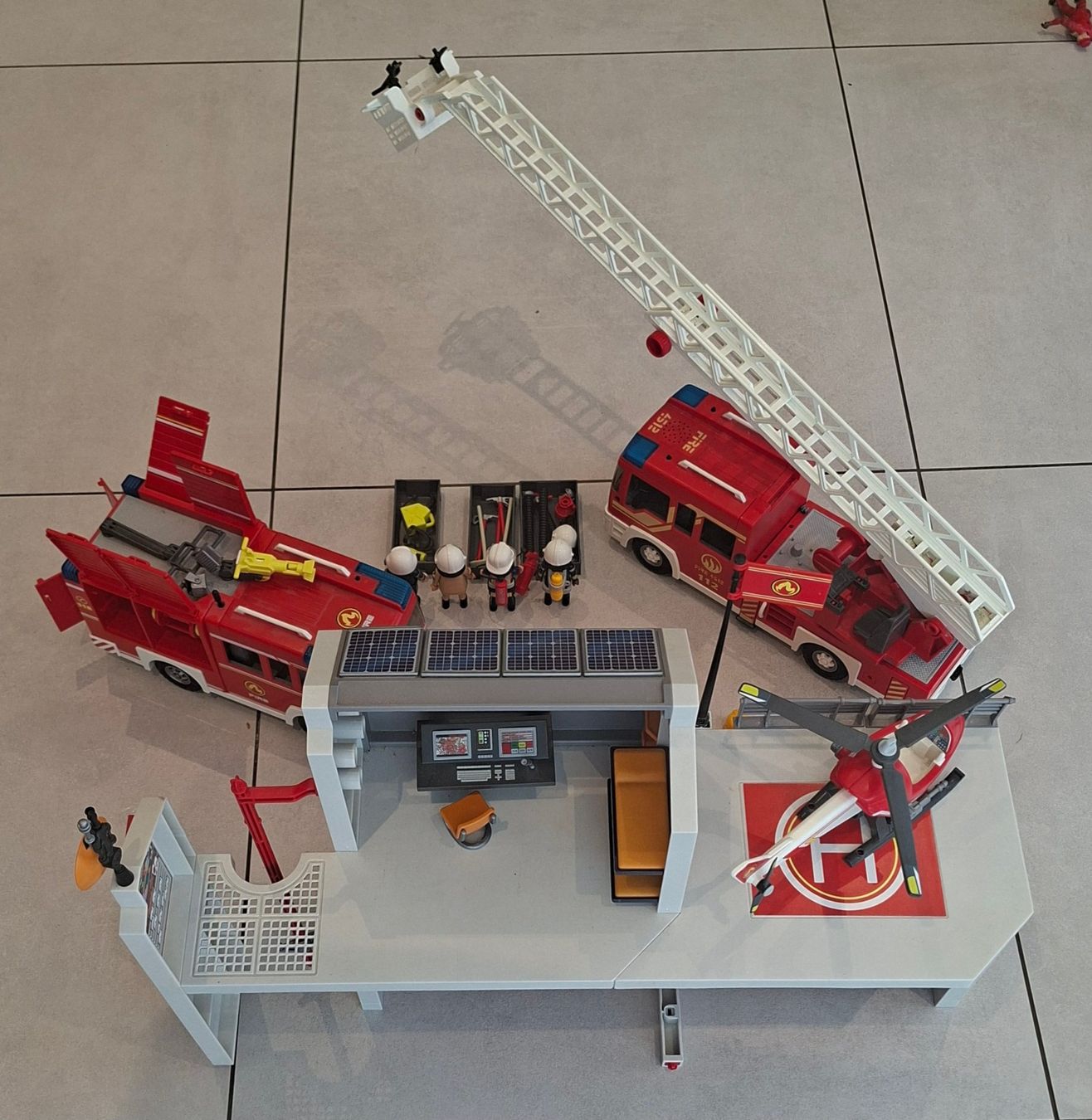 Playmobil Spielzeuge: Caserne de pompiers Playmobil – Gebraucht aus Grolley von gus_yr9z 3