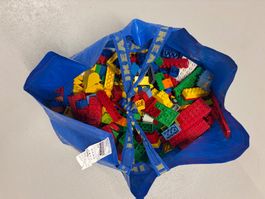 Bunte Lego Steine in grosser blauer IKEA Tasche, ideal fü...