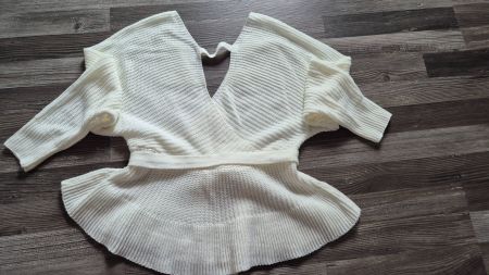 Maglioncino bianco particolare con scollatura