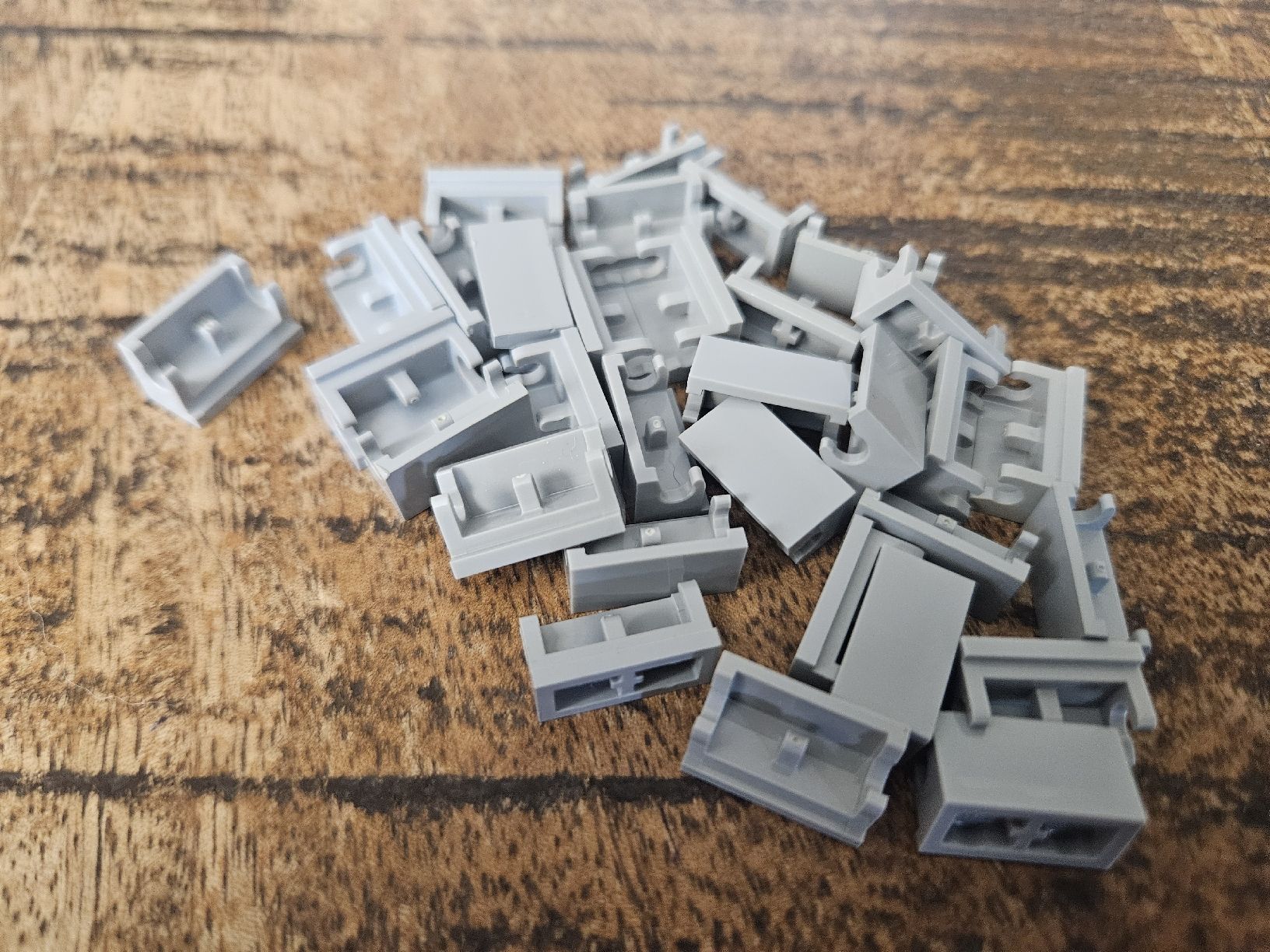 Lego Kit di costruzioni: lego 3937 lot de 30 pièces Light Bluish Gray Hinge Brick – Usato da Confignon venduto da Ecrofigs