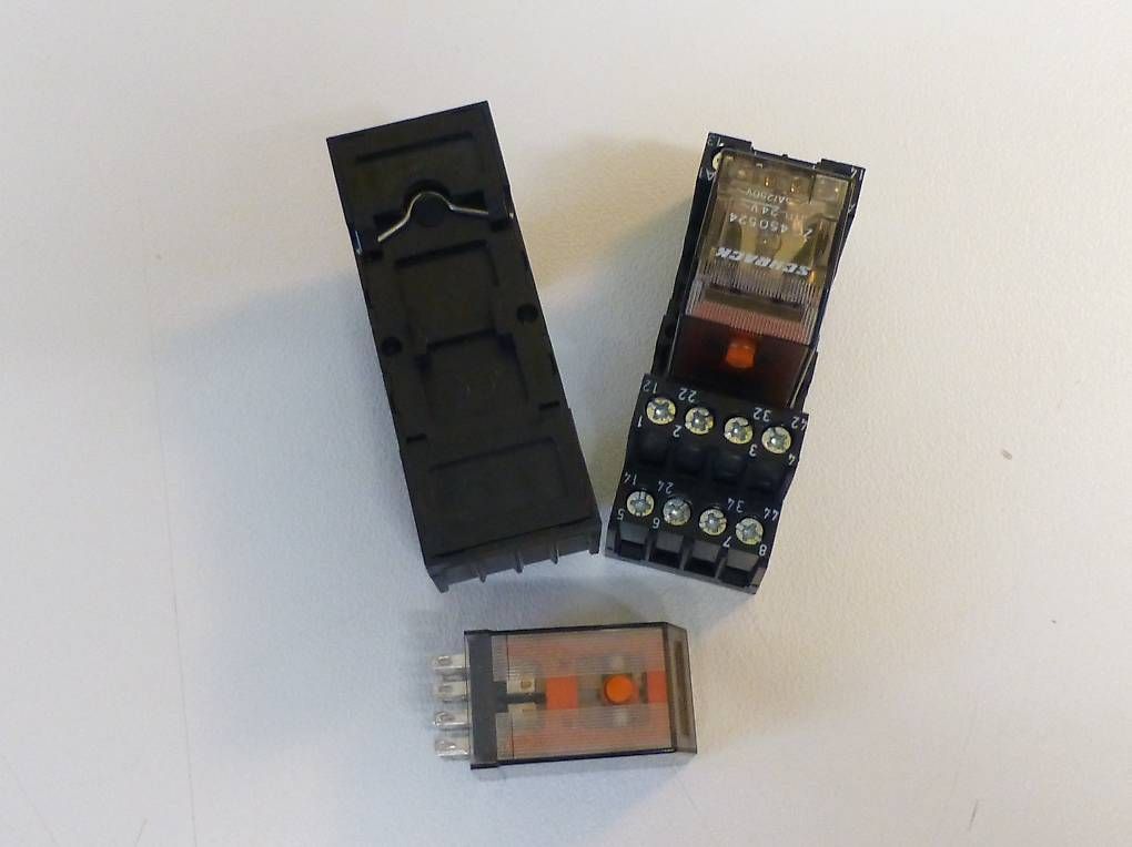Componenti elettronici: Schrack Relais Schaltrelais ZG450524 – Nuovo (secondo la descrizione) da Reinach BL venduto da claubar 4