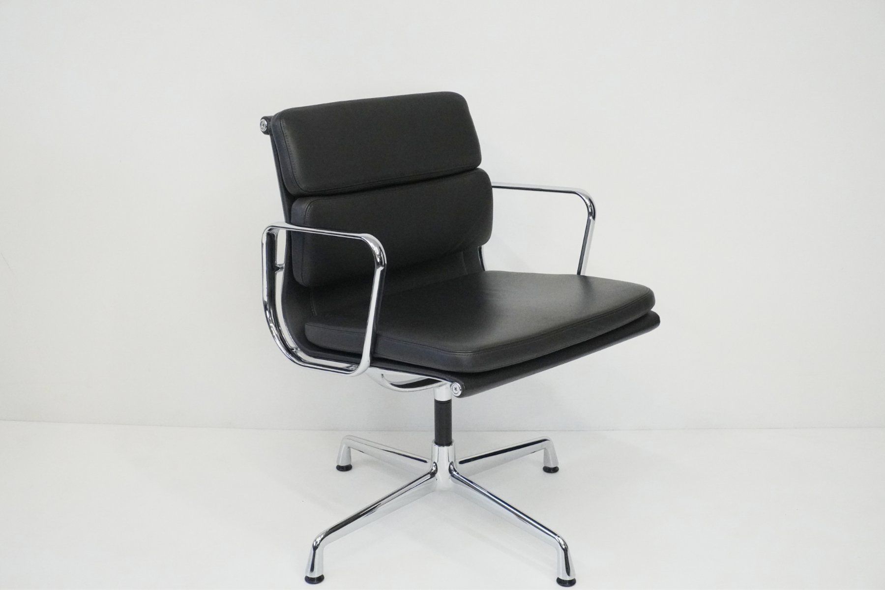 Vitra Sedie: Original Vitra Eames Soft Pad EA208 Leder asphalt – Usato da Bad Zurzach venduto da QLASSIQ