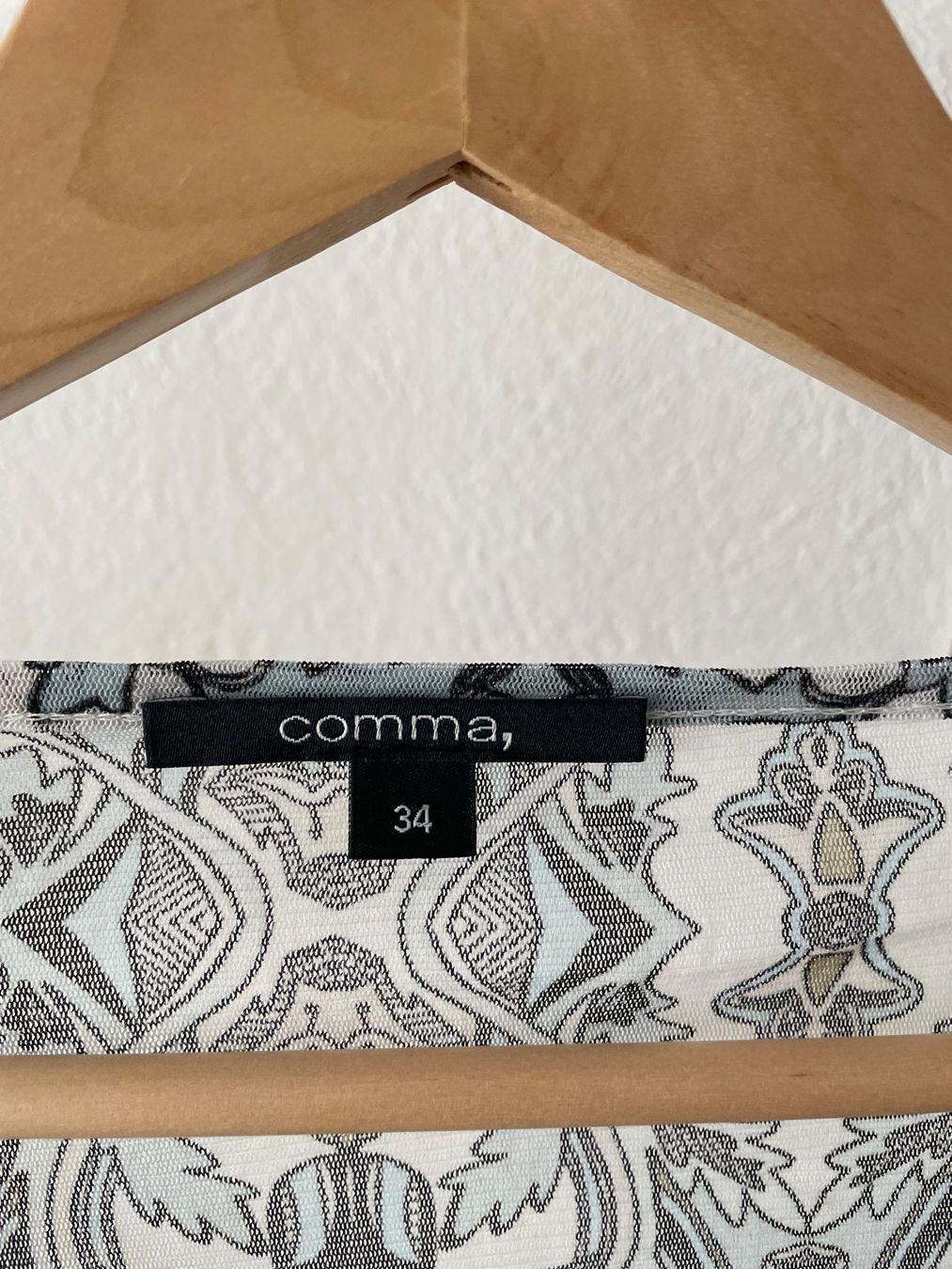 Comma Tops: Sommerliches Comma Top, Grösse 34, Muster, halbtransparent – Gebraucht aus Hubersdorf von JanasHeartTreasures 2